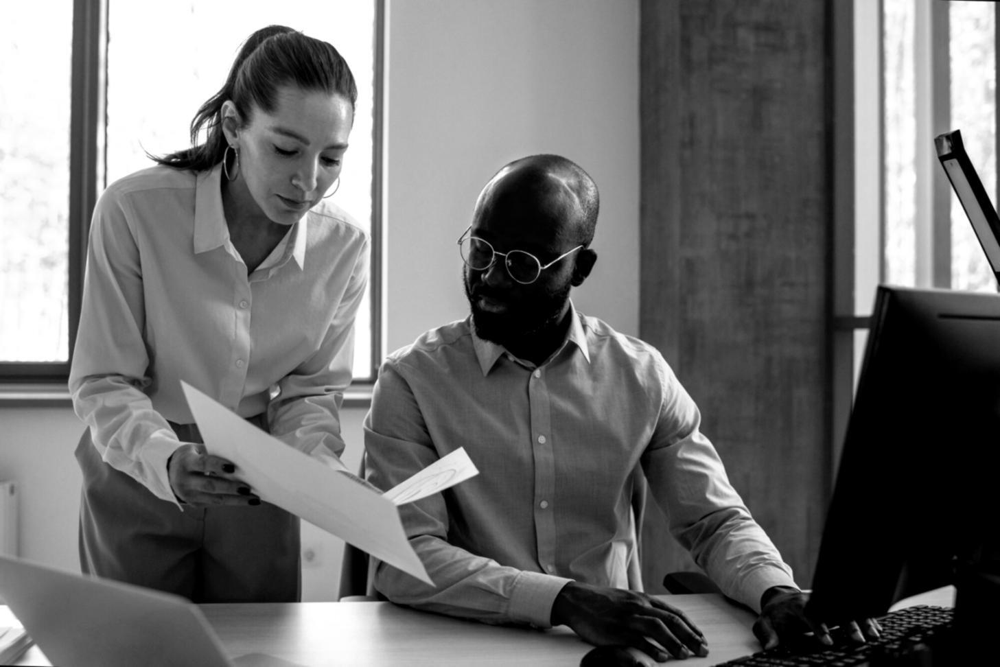 Startup-Team bei der Zusammenarbeit